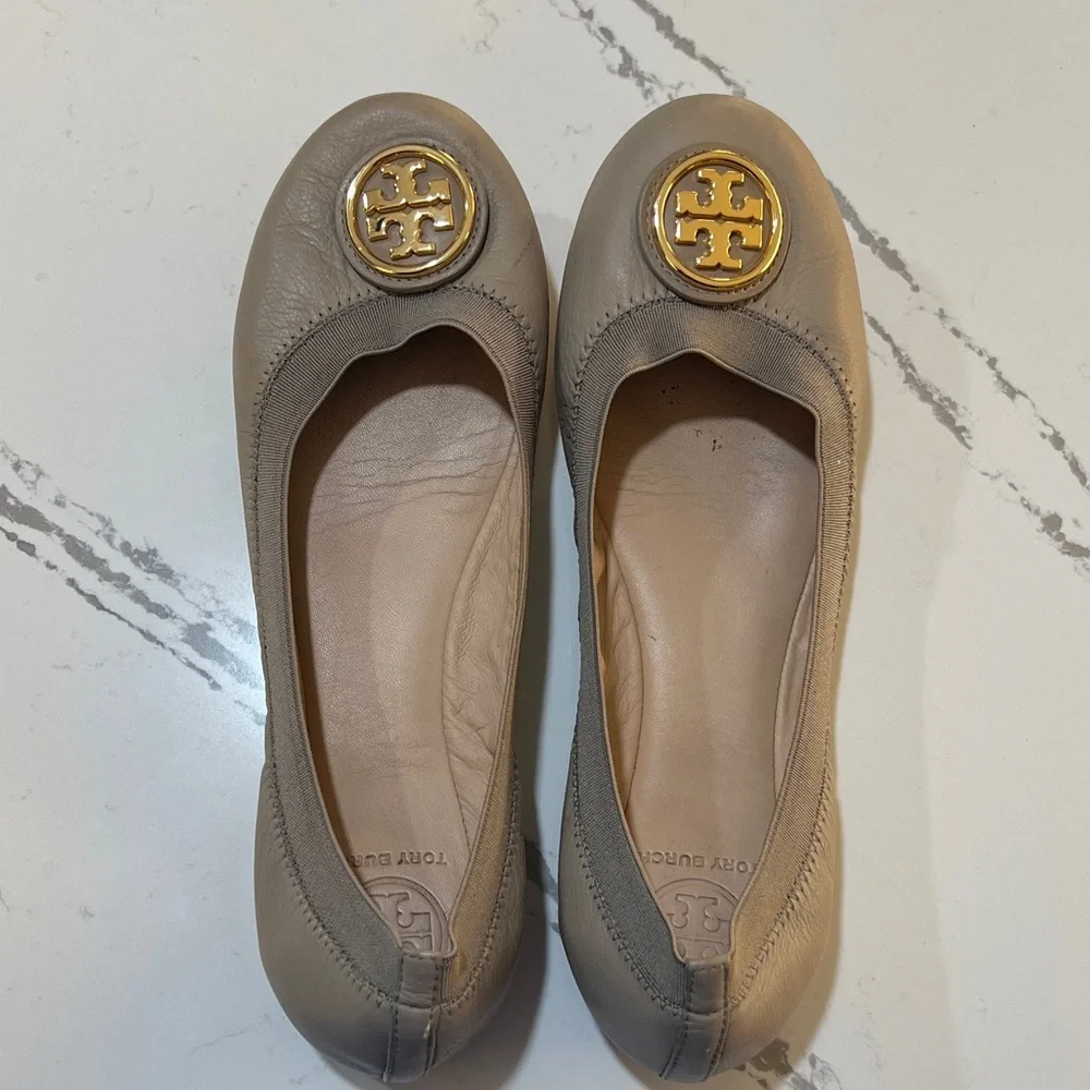 Tory Burch Women's Sand Caroline 2 Flats with Gold Logo size 8M